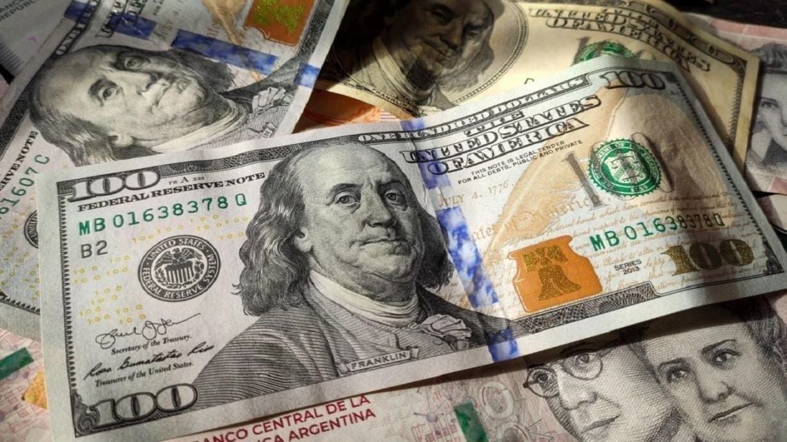 El dólar blue retrocedió diez pesos y se consolidó debajo de la barrera de los $1.560 en la cuarta rueda de la semana