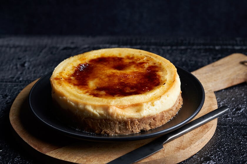 Un cheesecake con costra caramelizada: dos clásicos en un solo postre