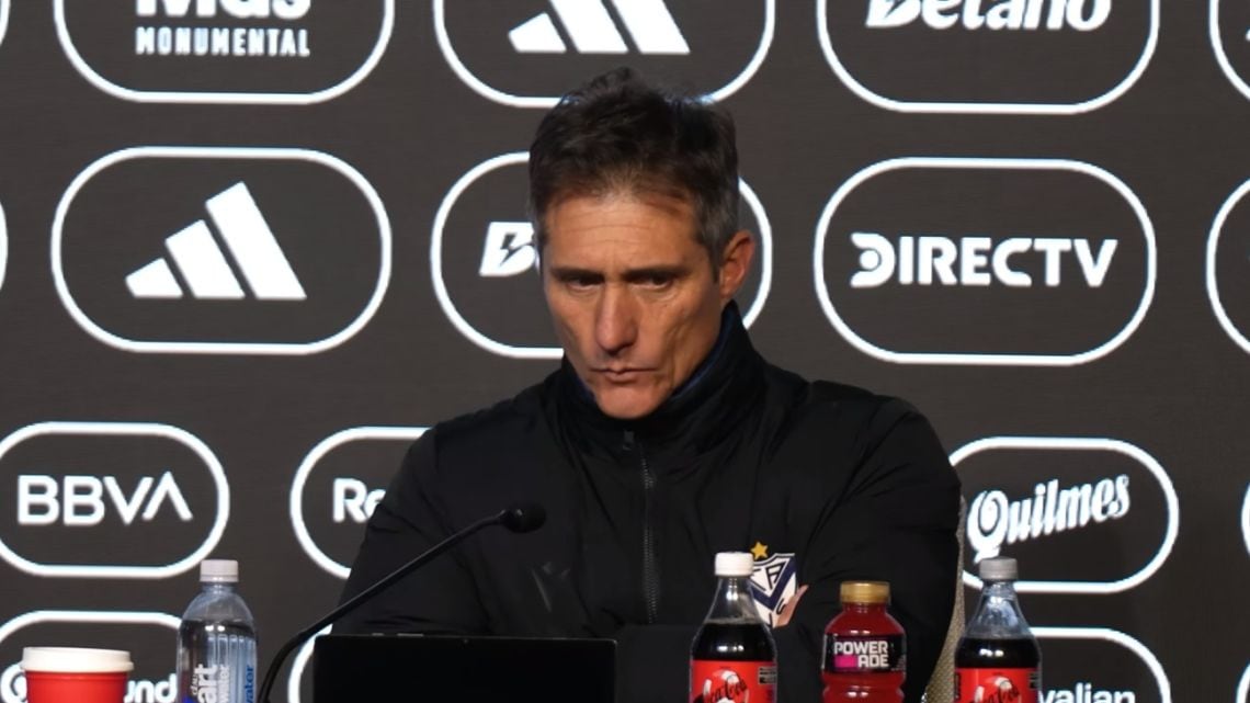 Vélez se topó con Riestra y con el VAR: empate 1-1 en Villa Laza y dura queja de Barros Schelotto