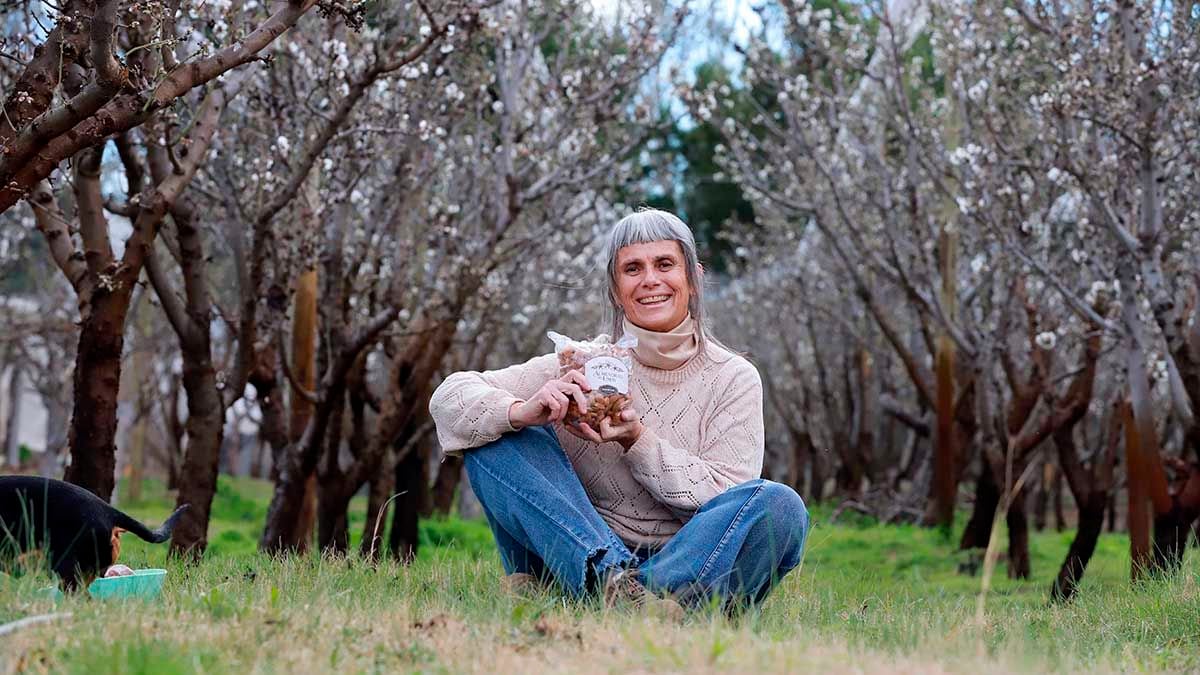 Teresita, la profesora jubilada que sembró almendras en un lote baldío y encontró en la tierra un refugio contra el cáncer