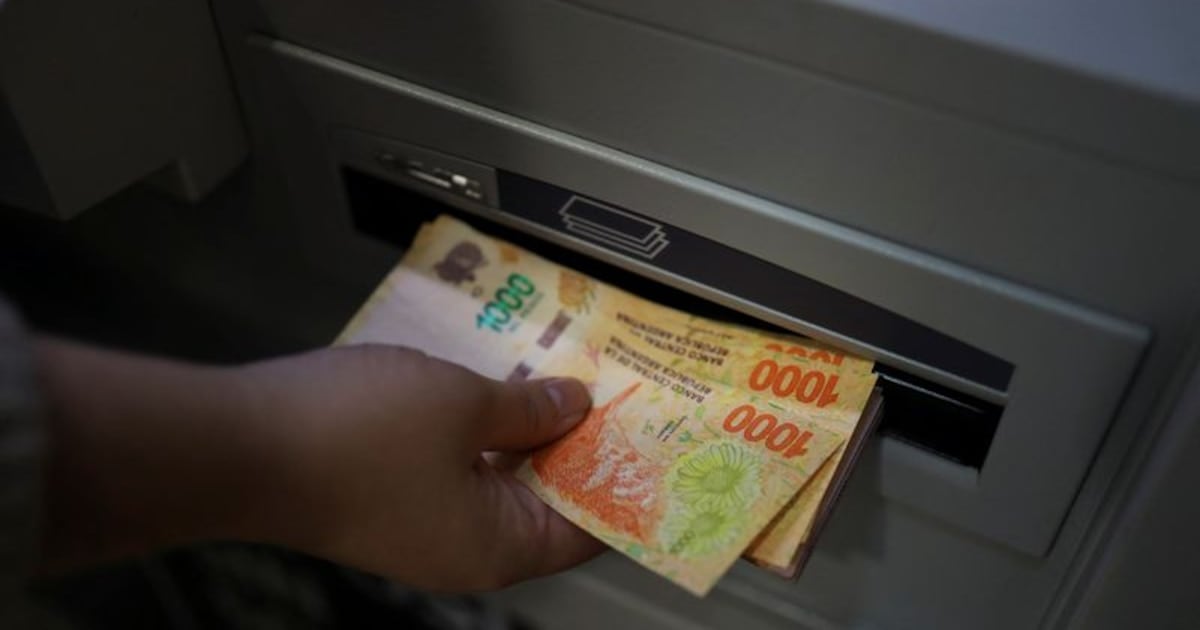 Comisiones bancarias: retirar en un cajero ajeno puede costar hasta 15.000 pesos según la entidad