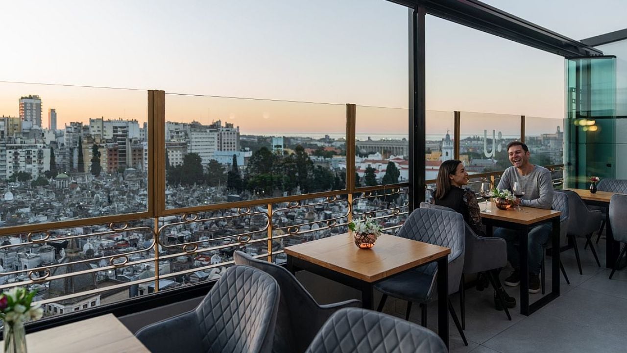 Una terraza vidriada en Recoleta permite observar el cementerio desde el aire, sin pisar el cementerio