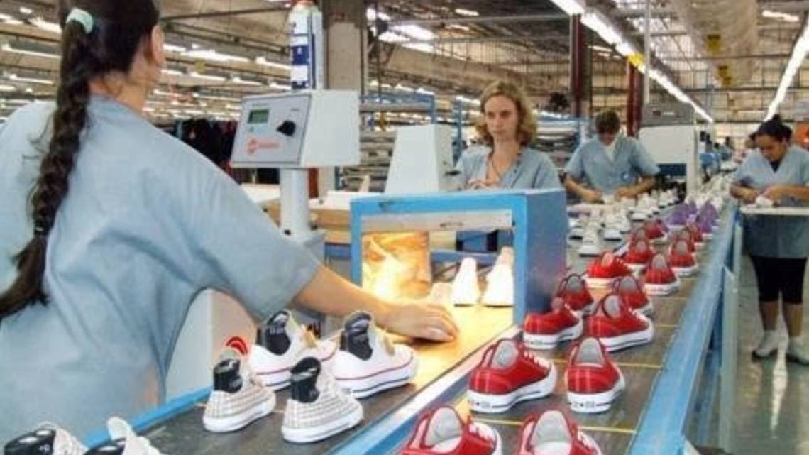 La planta de Coopershoes en Las Flores bajó la persiana: 150 operarios en la calle y un futuro sin pedidos de Converse