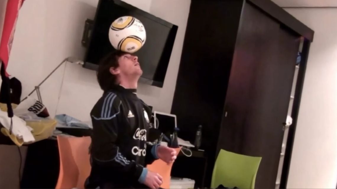 Messi, la Jabulani y los pies desnudos: el video íntimo que volvió a emocionar a los argentinos