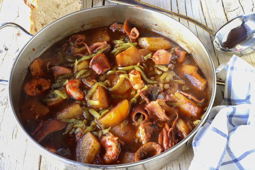 Chipirones con patatas: el guiso marinero que se hace solo mientras mirás tele
