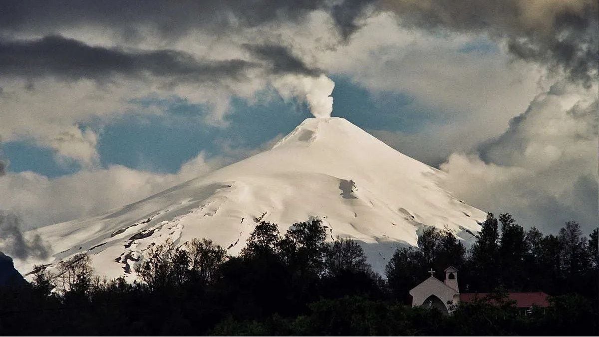 El Villarrica pasó a alerta amarilla y abre interrogantes sobre el corredor turístico entre la Patagonia y Chile