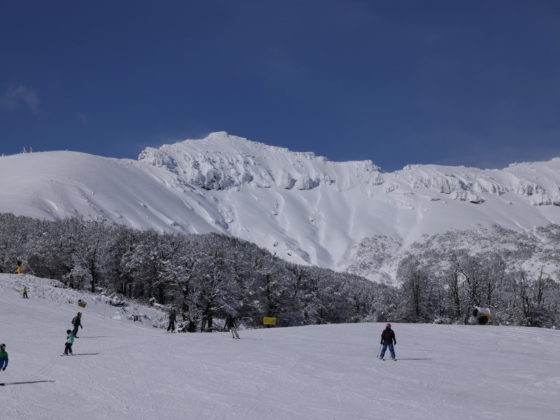 Nieve hasta octubre: cómo están los centros de esquí argentinos que siguen abiertos en septiembre