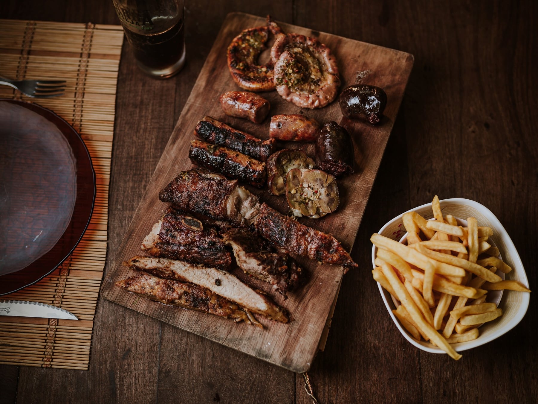 Cuánta carne tirar a la parrilla sin quedar corto ni sobrar: la cuenta por corte y por comensal
