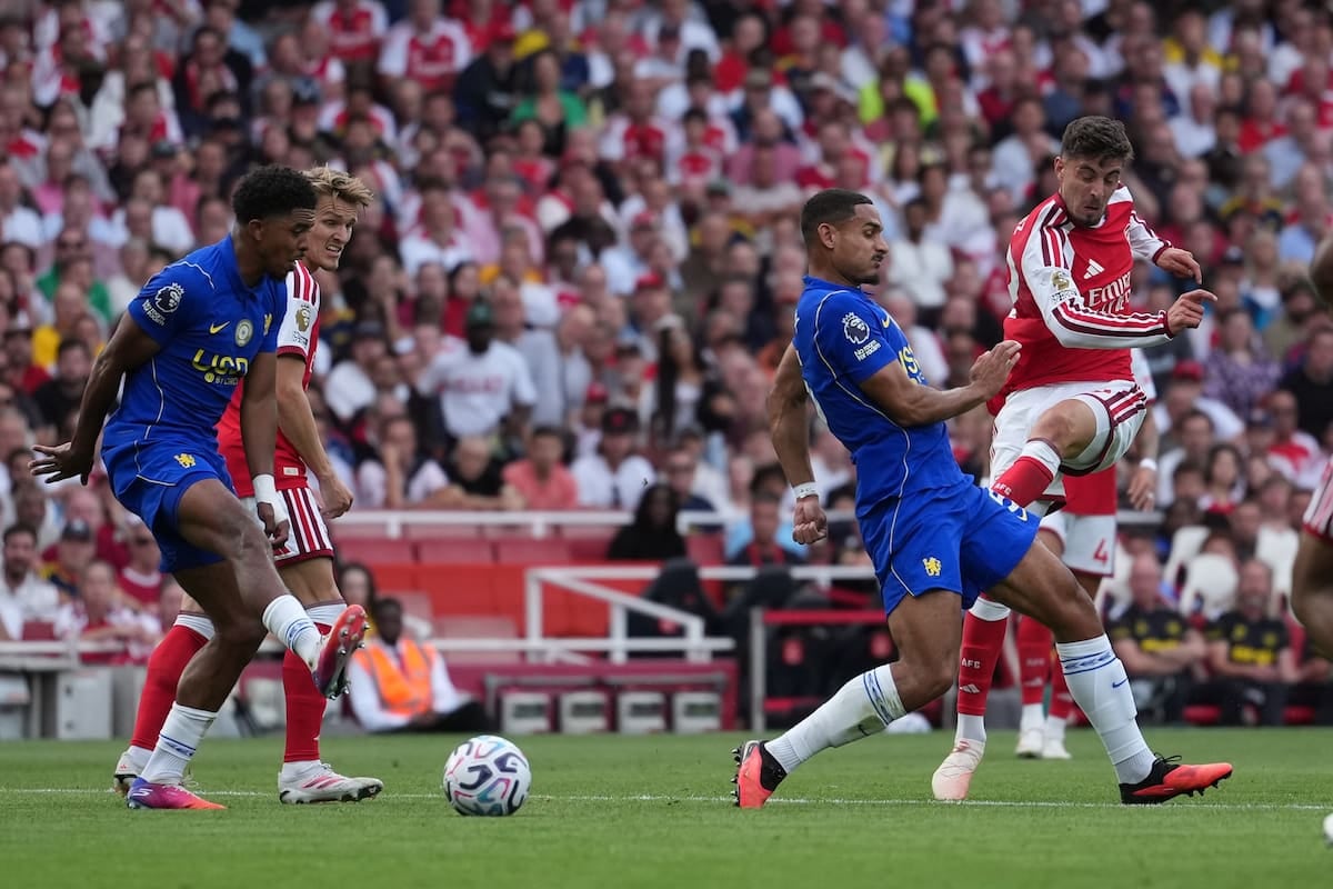 Arsenal sacó a relucir la chapa de candidato: nueve puntos al hilo y Chelsea masticando bronca