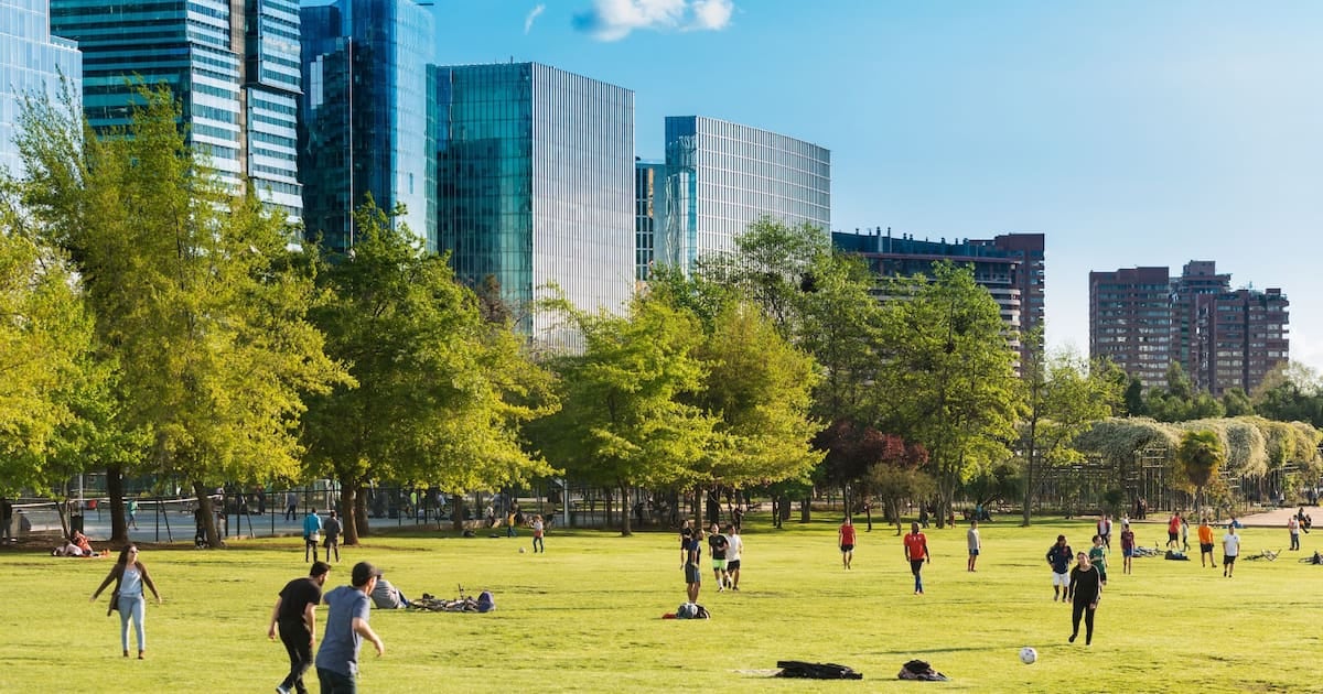 El verde se paga: cuánto cuesta vivir frente a un parque en seis barrios porteños