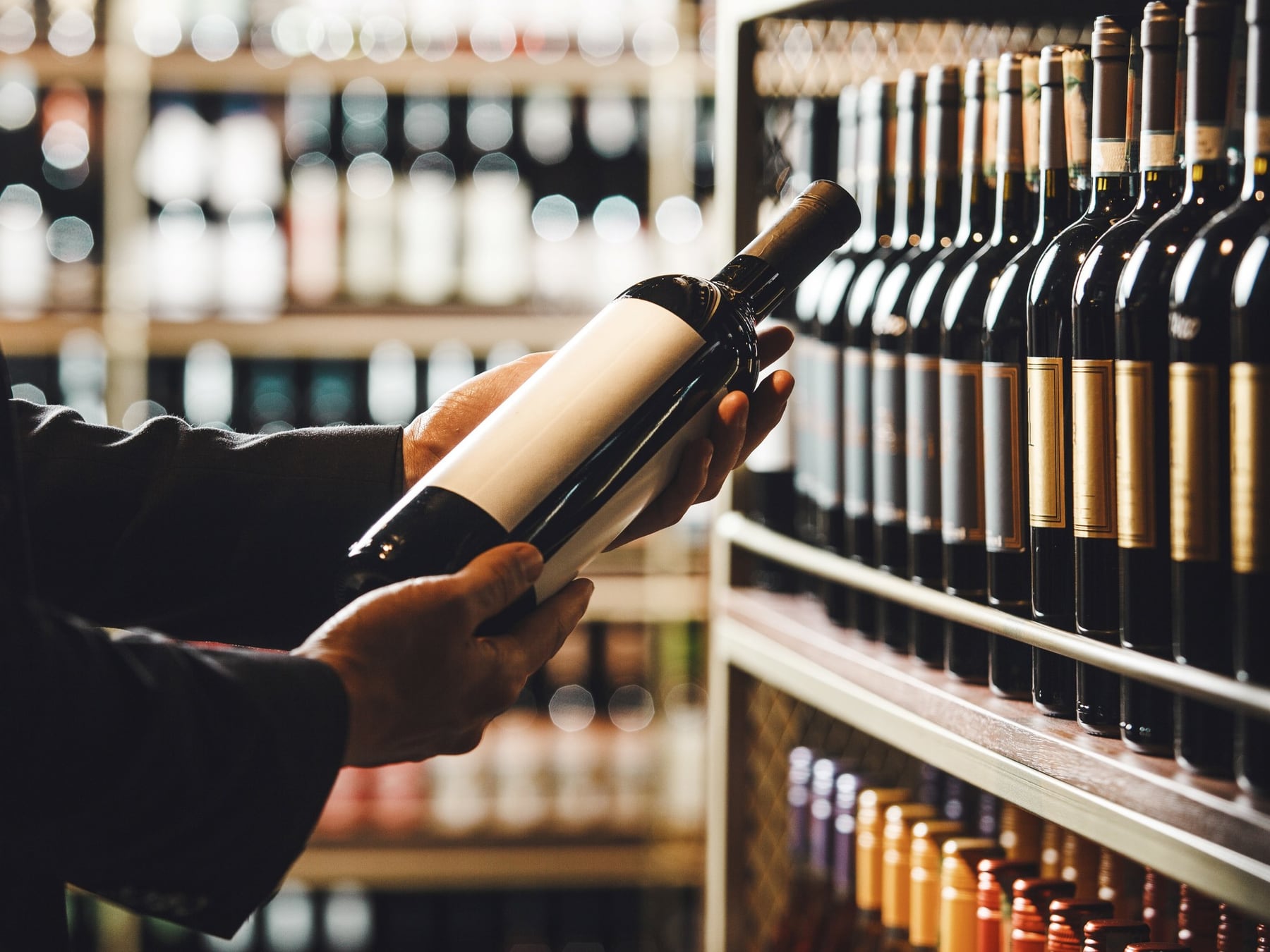 Lo que realmente dicen (y lo que no) esas palabras raras en la etiqueta del vino
