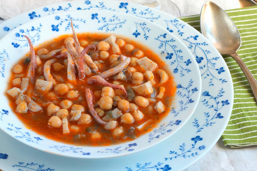 Garbanzos con calamares en 20 minutos: el guiso exprés que mejora de un día para el otro