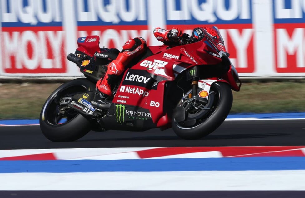 Márquez avisó en Misano: clavó el mejor tiempo del viernes y Bezzecchi le respira en la nuca