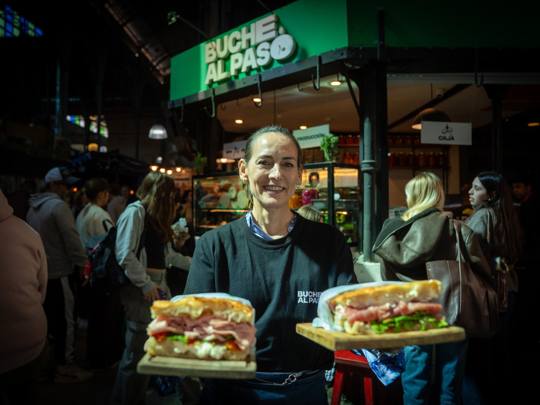 Buche al paso: la sanguchería de San Telmo que vende cien sándwiches por día con pan de leña y fiambres propios