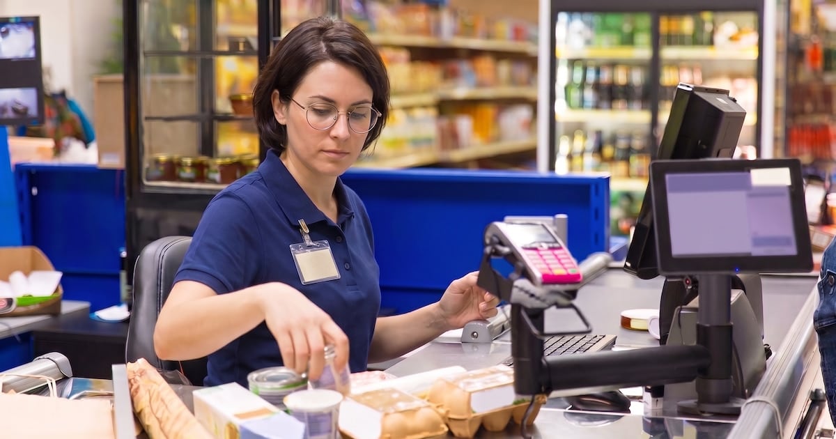 Empleados de comercio bajo el CCT 130/75: cuáles son los haberes de los cajeros en septiembre y qué adicionales pueden percibir