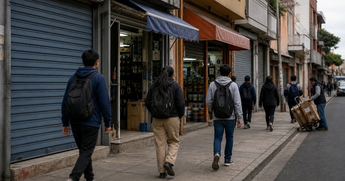354.128 puestos formales menos en treinta meses: el empleo registrado no encuentra piso y la industria ya encadena veinte meses en rojo
