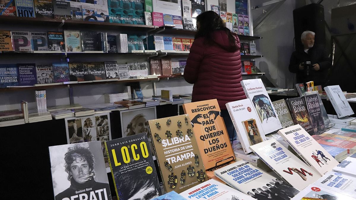 La Feria del Libro de Neuquén vuelve al Parque Central con libros desde dos mil pesos y la apuesta fuerte en combos
