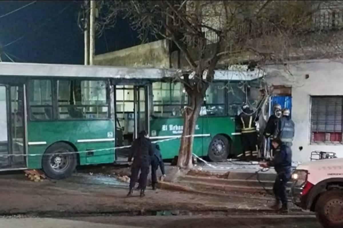 Choque fatal en Temperley: un colectivo de la línea 527 terminó incrustado en una casa y mató a su conductor