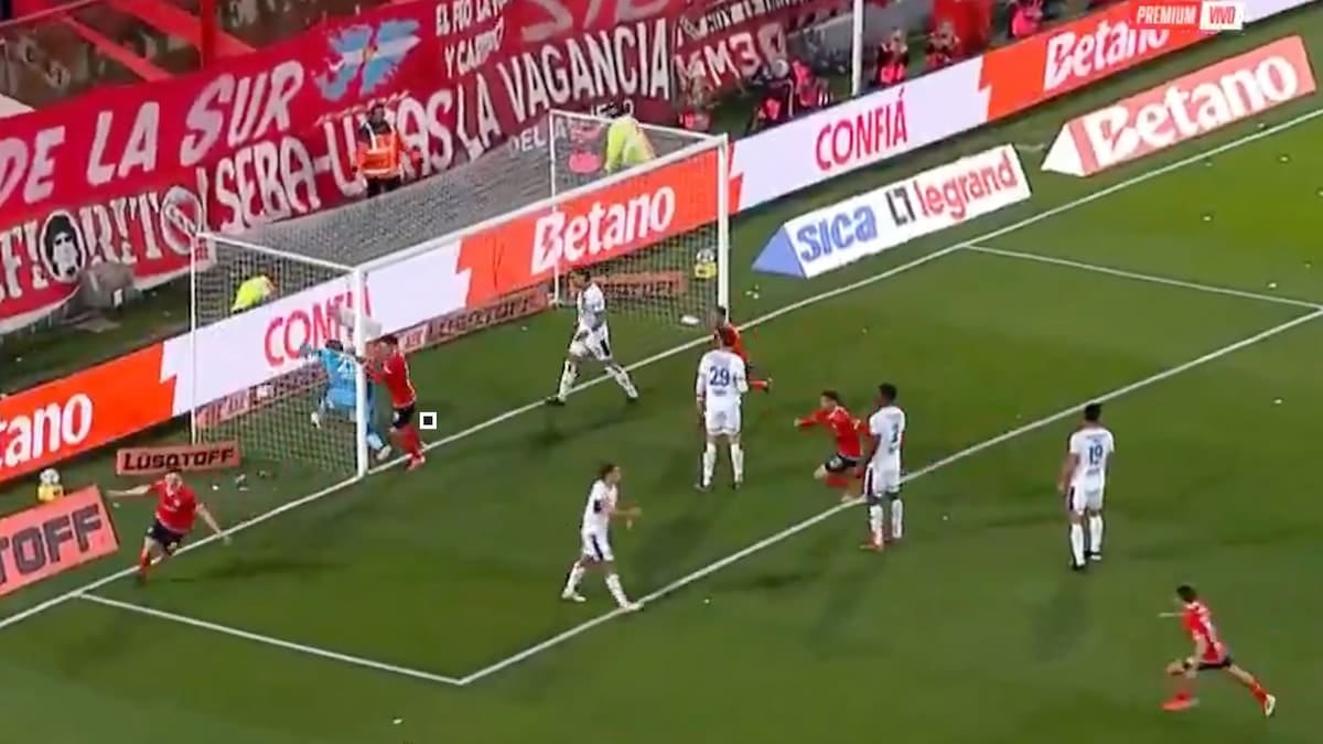 A los 17 y sin miedo: Arrayago clavó el golazo que enmudeció el clásico y puso al Rojo arriba en el Libertadores de América