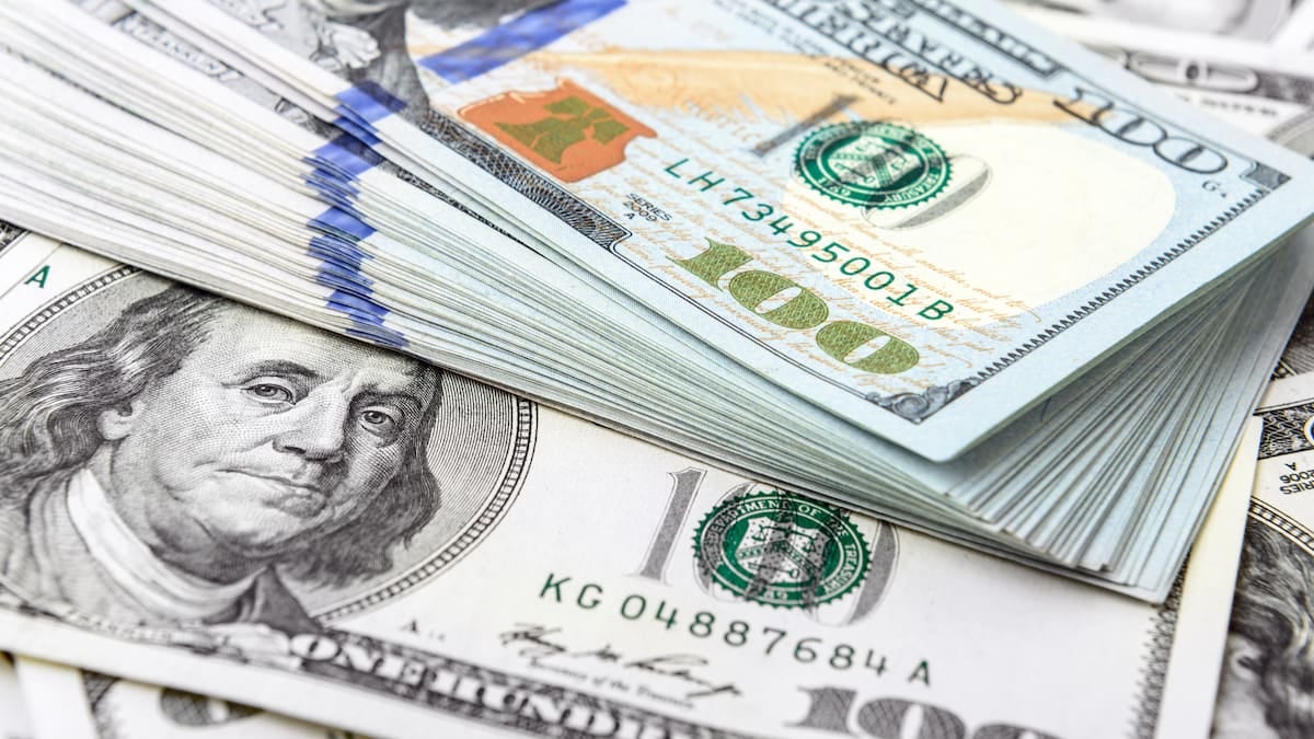 El peso se mueve al filo: dólar quieto a 1.530 y blue a 1.545, mientras la inflación de agosto recalienta los servicios