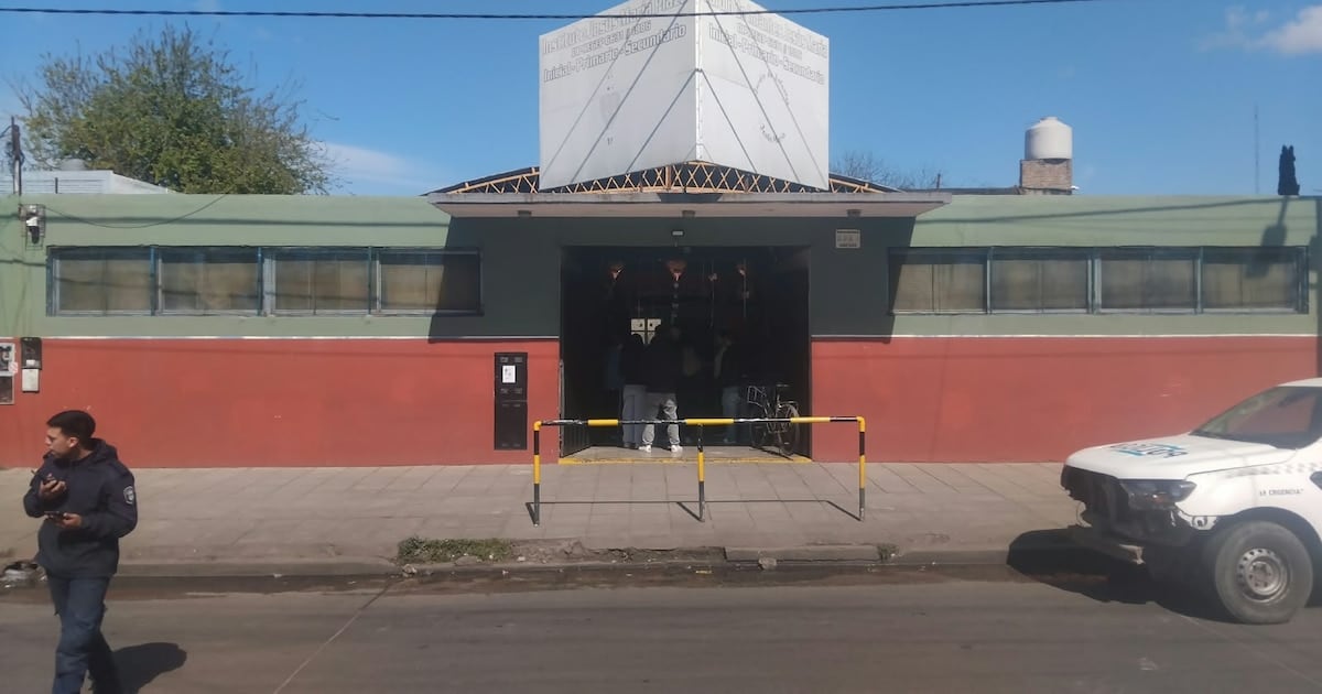 Un revólver dentro de una mochila y un disparo accidental: el día que sacudió a una escuela de Villa Dorrego