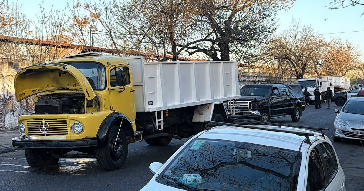 Choque entre un camión y una camioneta en Mataderos: una mujer de 72 años resultó herida