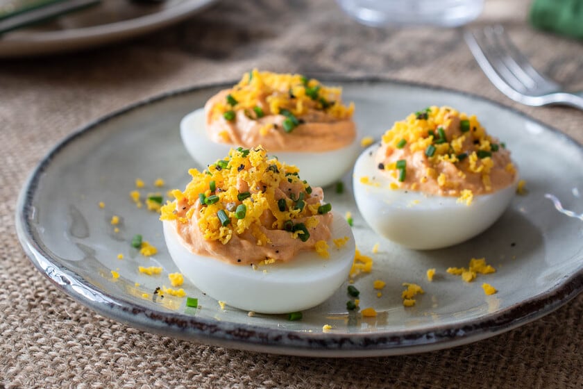 El truco de la yema tamizada que cambia la textura de los huevos rellenos, según una técnica de cocina