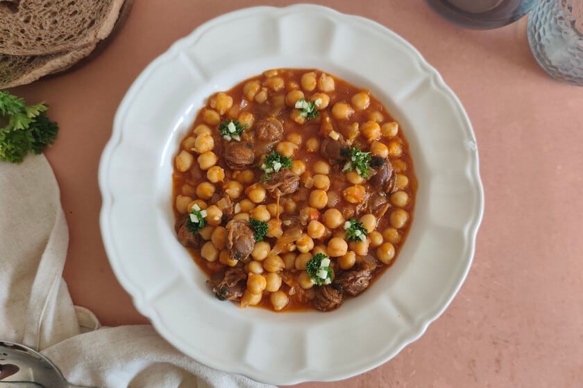 Garbanzos con zamburiñas: el guiso exprés que se arma con dos ingredientes de lata