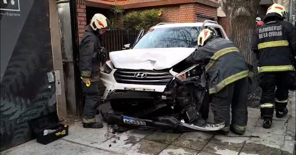 Un conductor de 33 años impactó contra autos estacionados en Palermo y terminó con la camioneta sobre la vereda