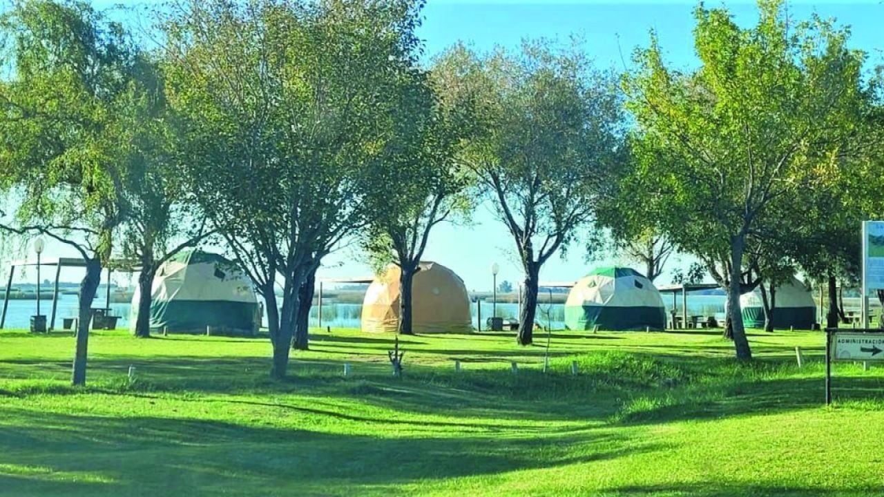 Cinco glampings en Buenos Aires para dormir entre lagunas, sierras y mar sin resignar confort