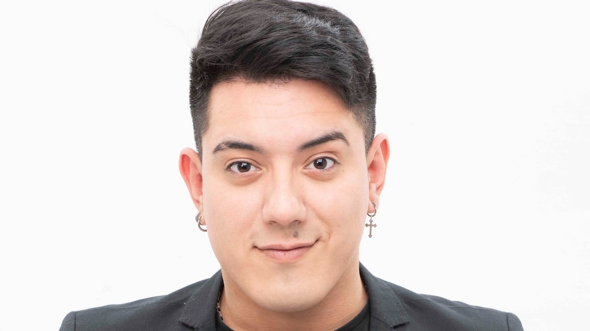 Iván Ramírez se saca las pelucas y se prueba como cantante en la pantalla de Guido Kaczka