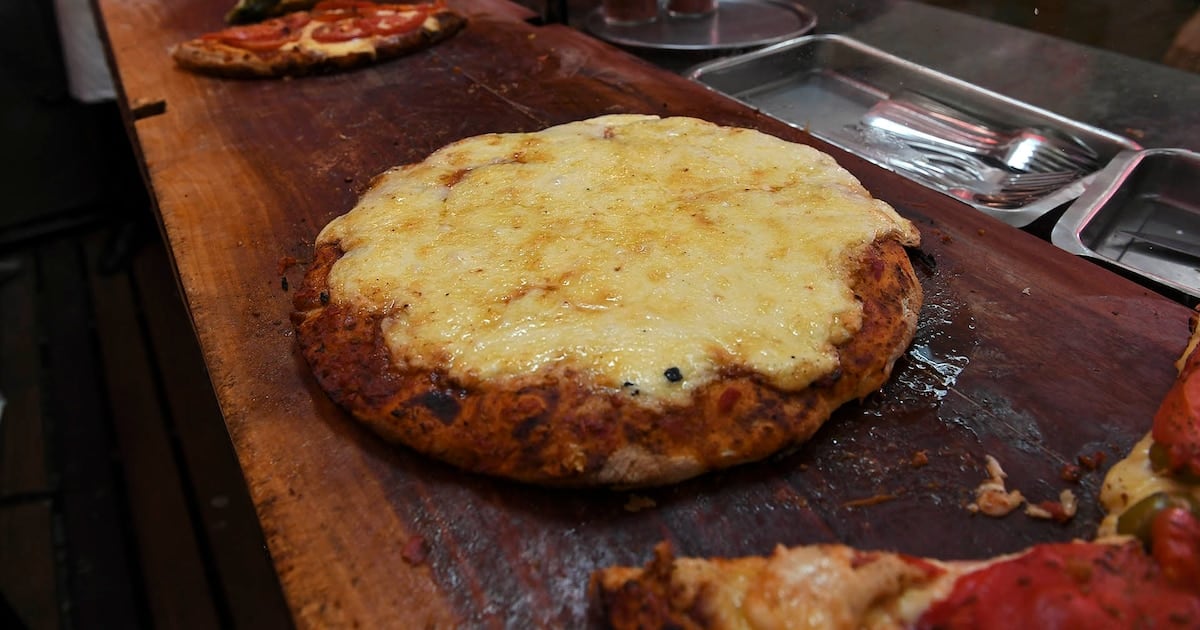 Una cuenta de $51.390 en Güerrín: cuánto pesa el efectivo en el precio final de la pizza porteña