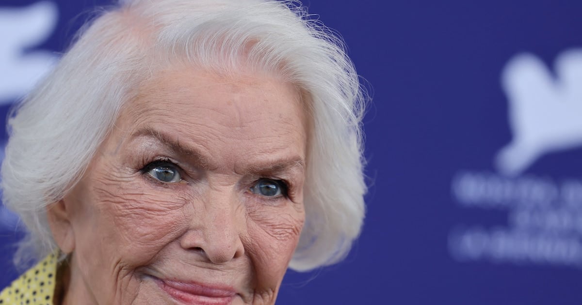 La rutina que Ellen Burstyn sostiene a sus 93 años y por qué no alcanza con solo caminar