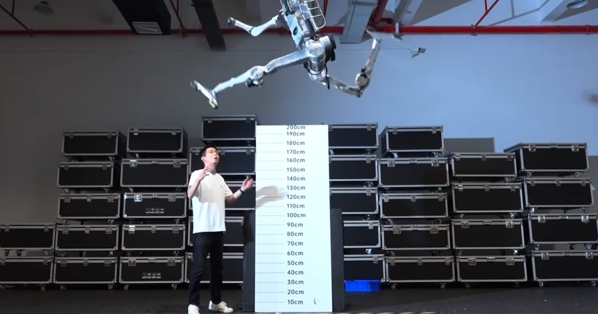 Ella corta verduras con cámara en la cabeza y le pagan para que un robot aprenda a hacerlo solo