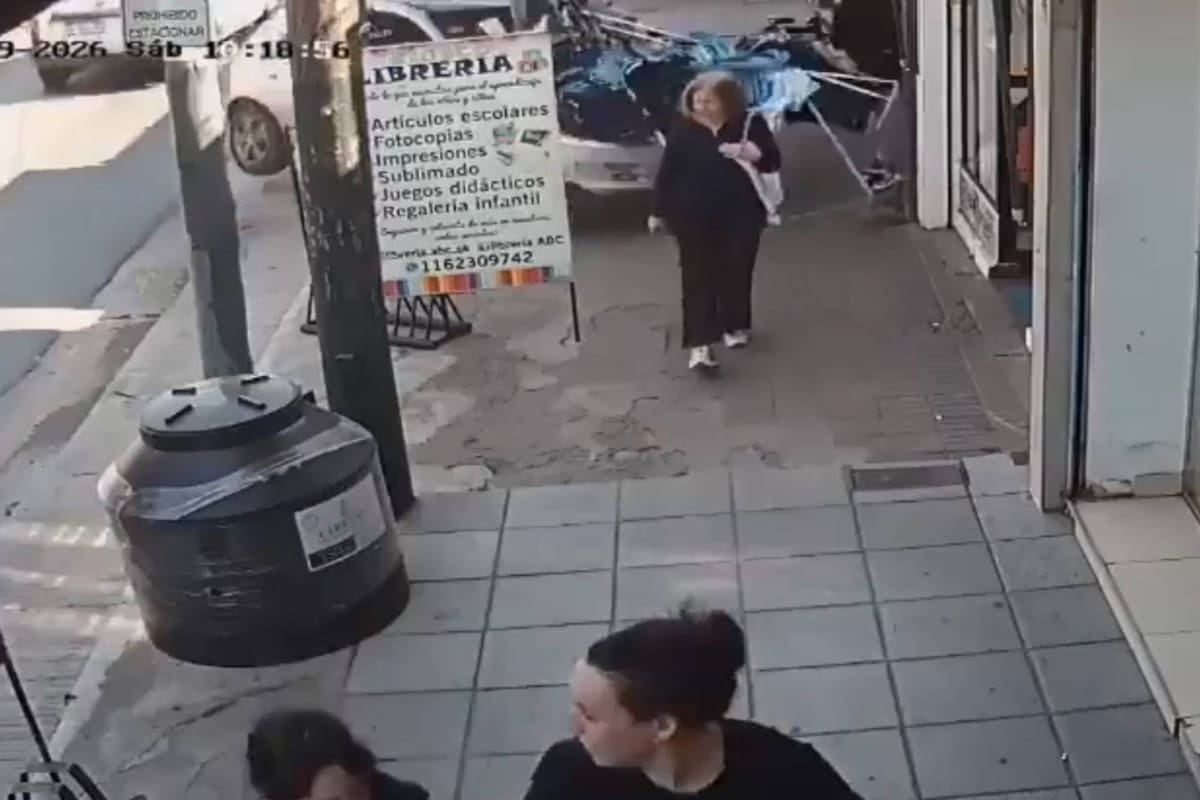 Una joven fue atropellada por un auto que subió a la vereda en un sector comercial de Almirante Brown