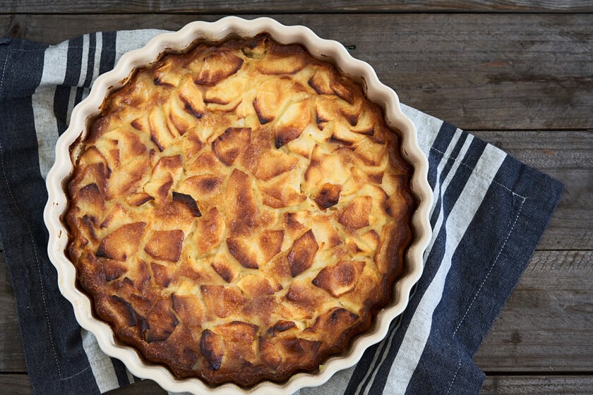 Una tarta con la fruta adentro de la masa y treinta minutos de horno: la receta que rejuvenece la merienda criolla