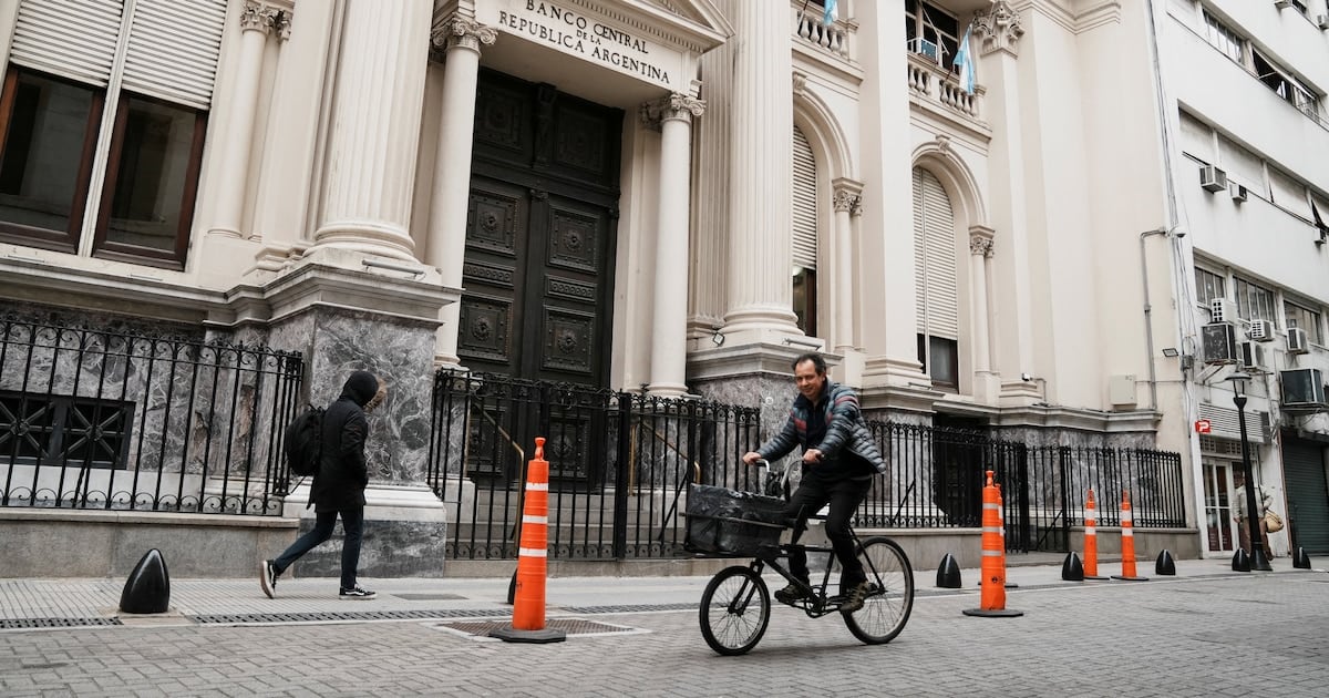 El peso sintió el viernes: el minorista en el Nación trepó a 1.545 pesos y el mayorista encadenó su tercera rueda en alza