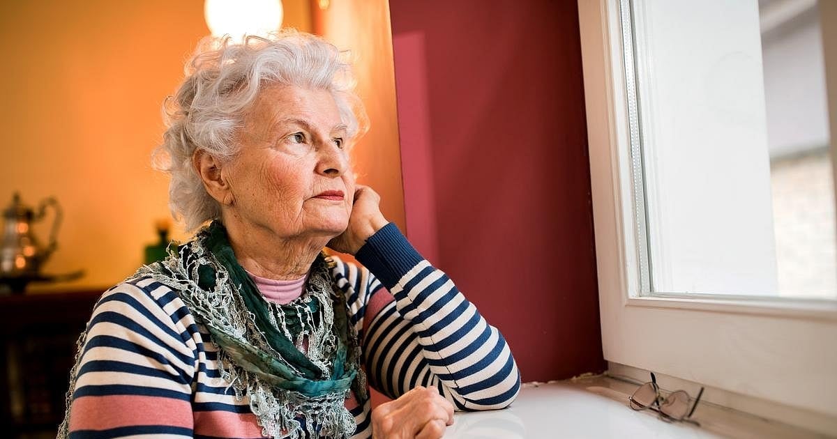 Sentirse solo pesa más que estar aislado: el hallazgo que reaviva el debate sobre cómo envejecemos