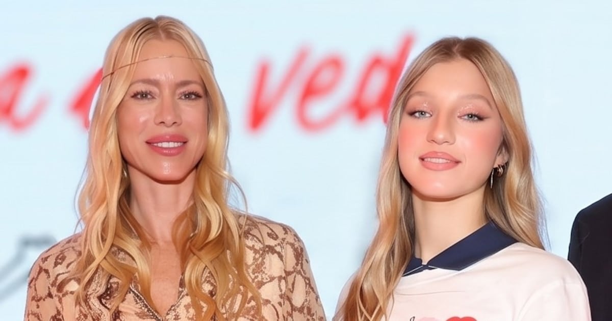 Allegra Cubero se sumó a una pasarela solidaria de la mano de XLaVida y con Nicole Neumann como espectadora de lujo