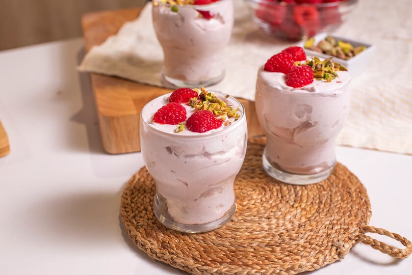 Mousse de frambuesas sin huevo: la receta rápida que se resuelve con dos horas de heladera