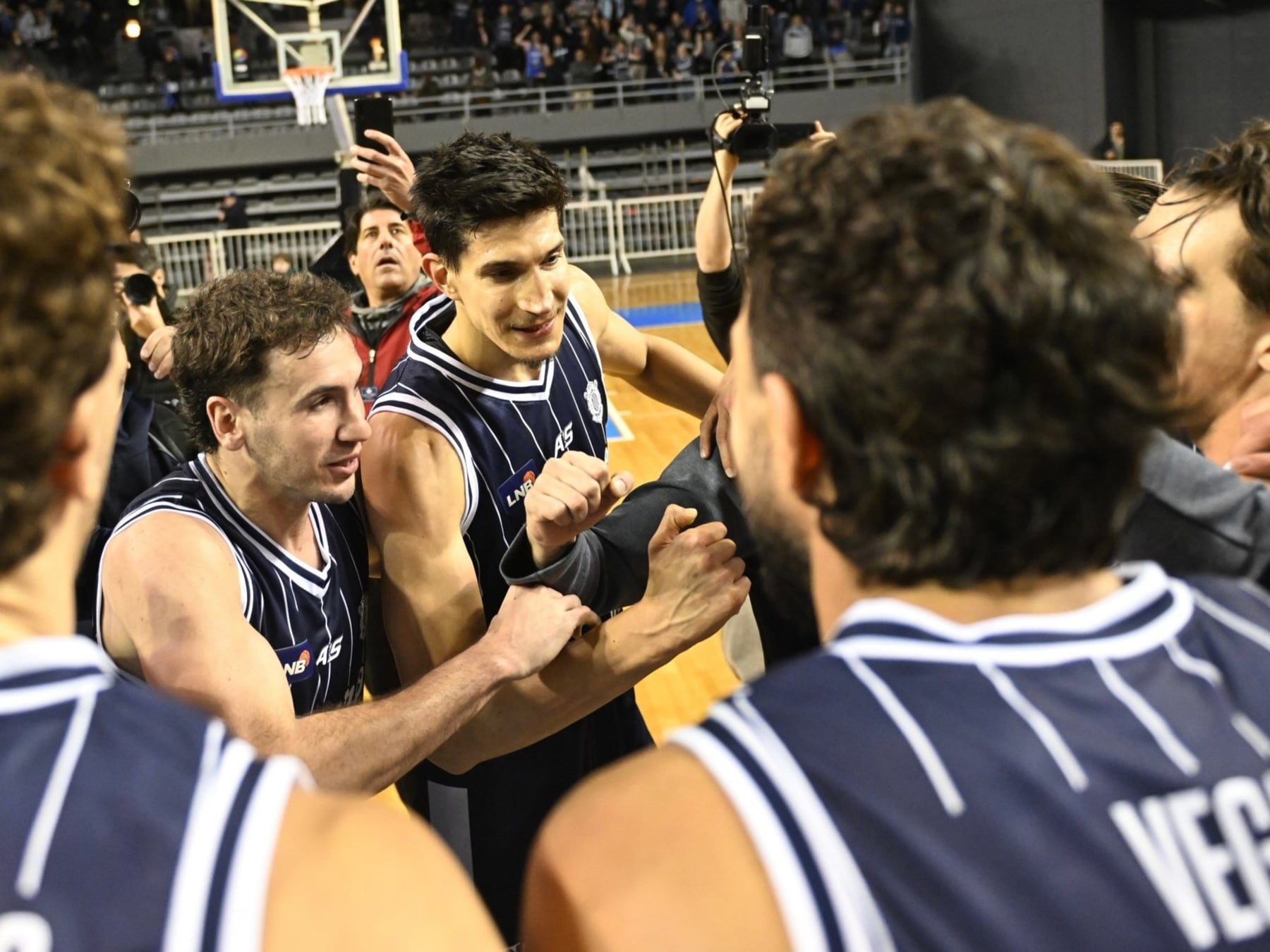 Peñarol venció a Gimnasia 62-57 en el arranque de la Liga Nacional y sumó su debut número 40 en la elite