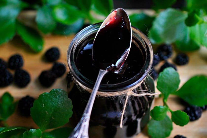Mermelada de moras: receta casera para sumar a tostadas, yogur y hasta una cheesecake