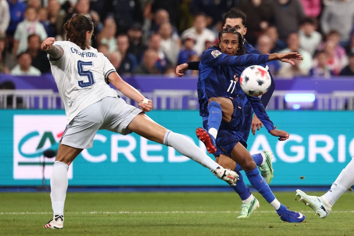 Francia e Italia empataron 1-1 en el Stade de France con un gol de Bastoni que silenció a los locales