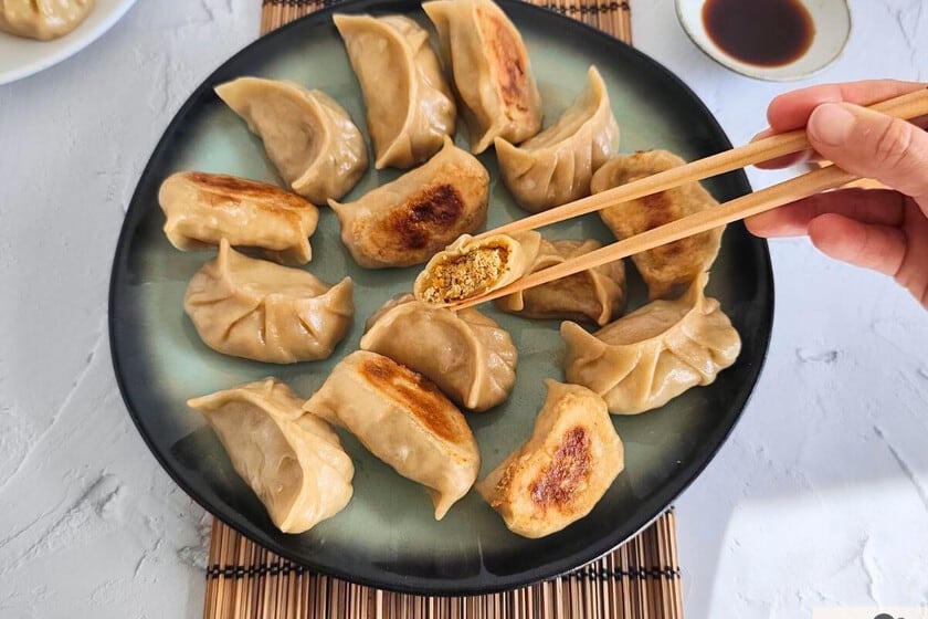 Receta de gyozas vegetarianas: masa casera con harina y agua y relleno de shiitake y tofu
