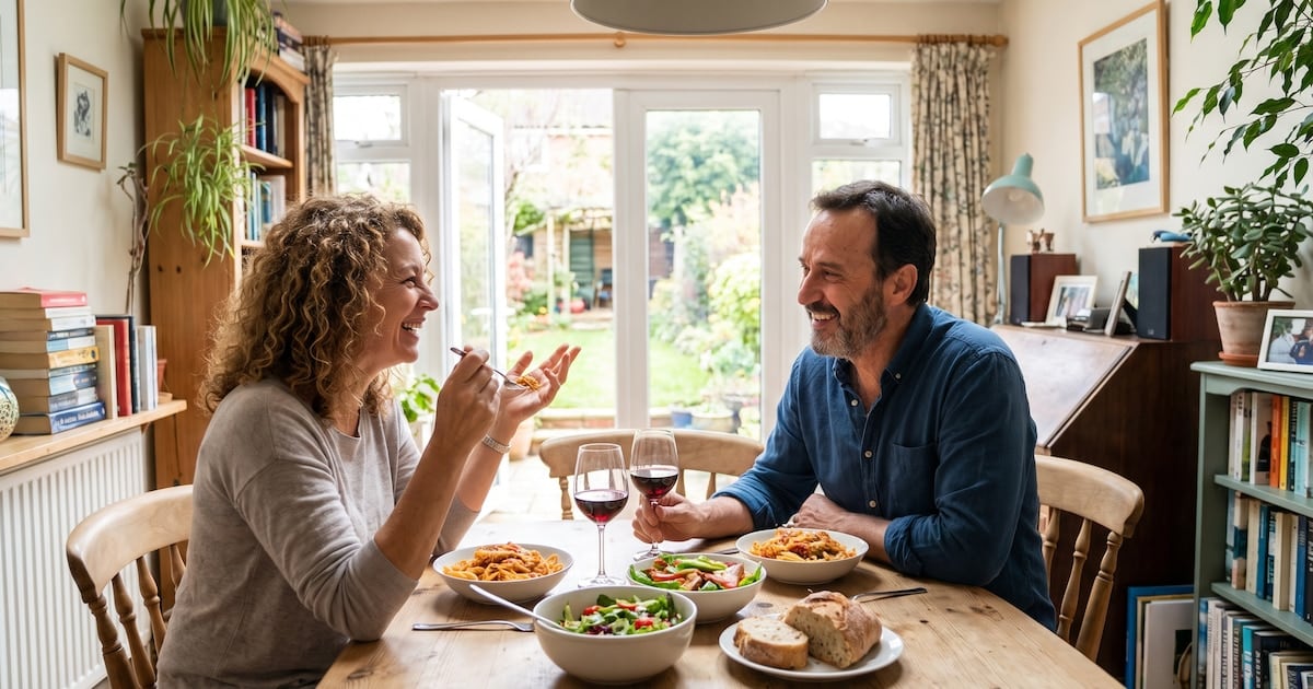 Comer con tu pareja: un gesto cotidiano que puede moderar el pico de glucosa después del pan