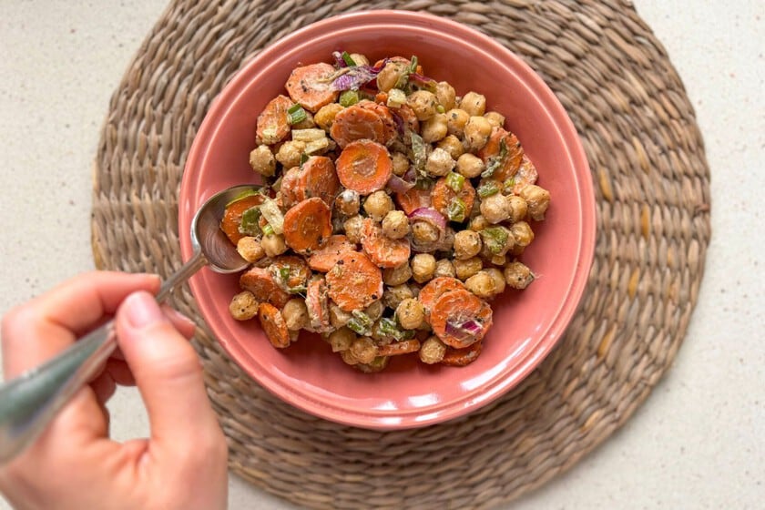 Garbanzos al horno con tahini: una ensalada que se luce con poco