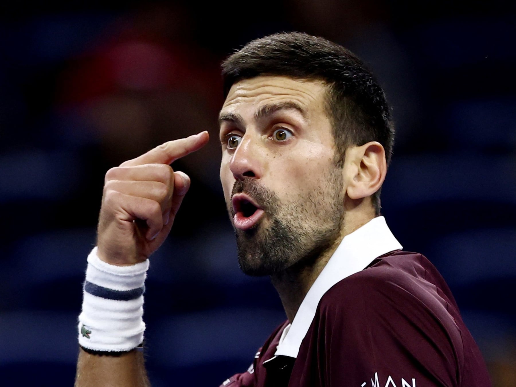 Djokovic revirtió una discusión arbitral y a Zverev, y va por Medvedev en las semifinales de Pekín