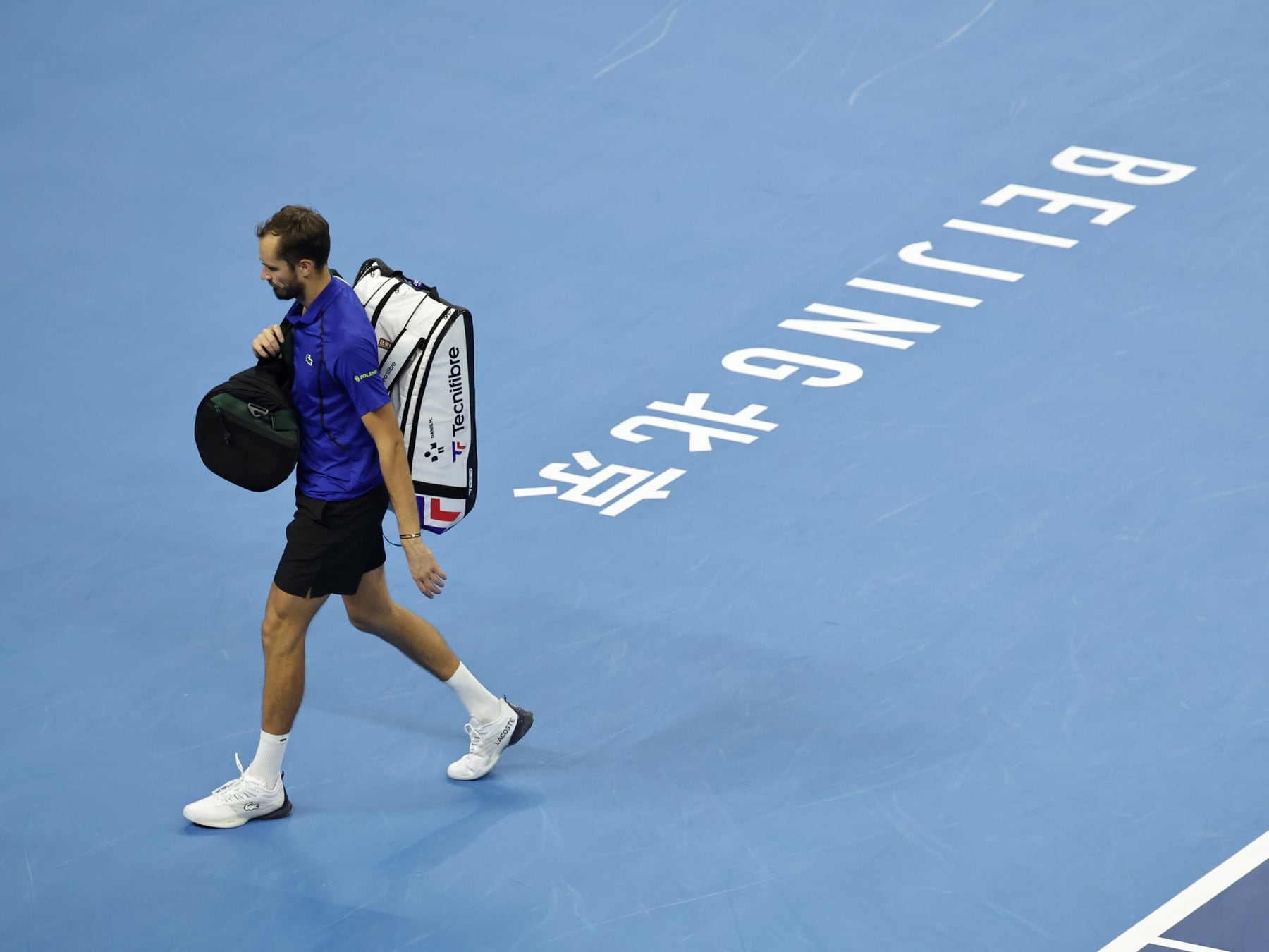 Un pase a la final teñido de silbato: Djokovic avanzó en Pekín tras la descalificación de Medvedev