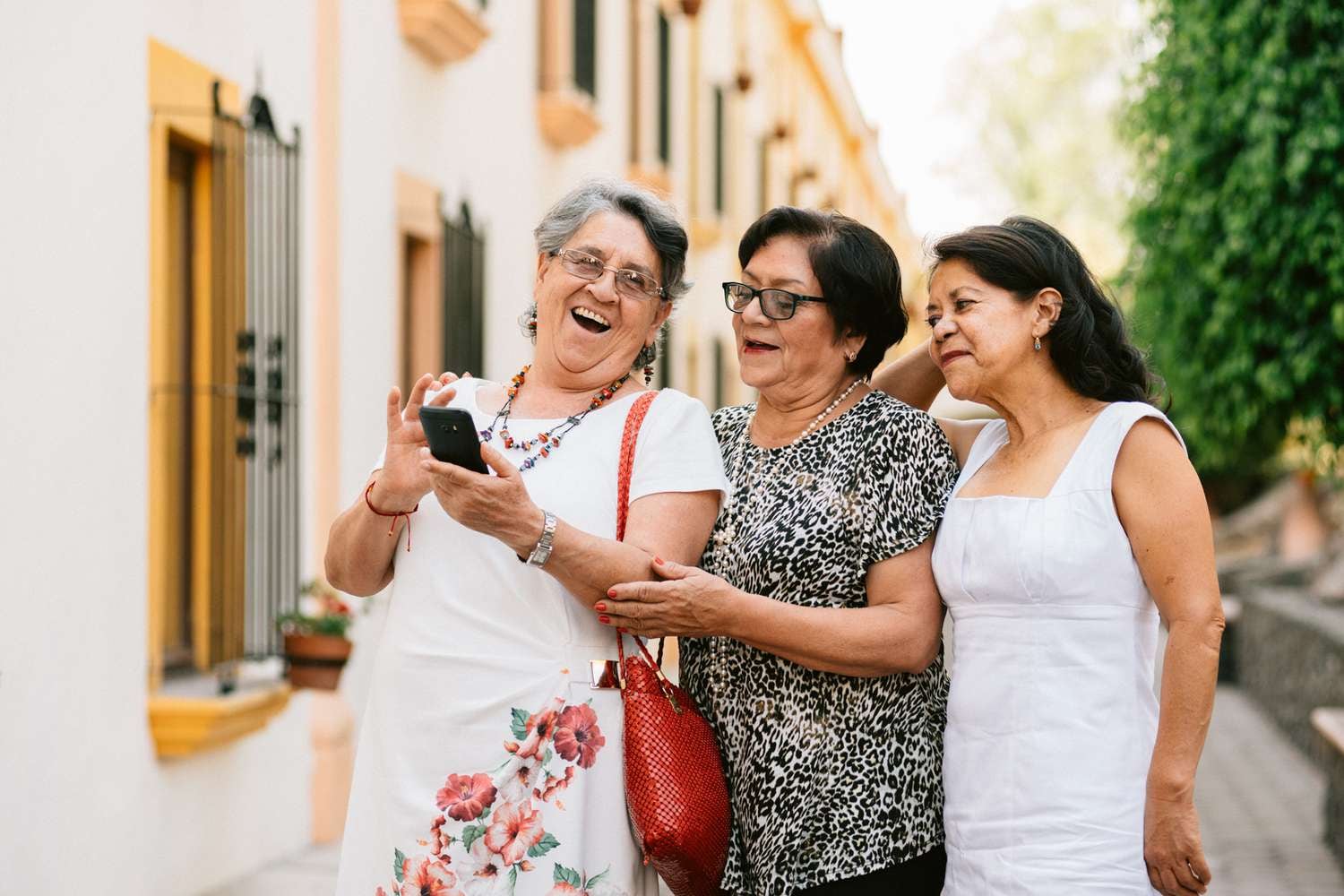 A los 85, con el mapa en la mano: la amistad que une a Sandra y Eleanor en casi 50 países