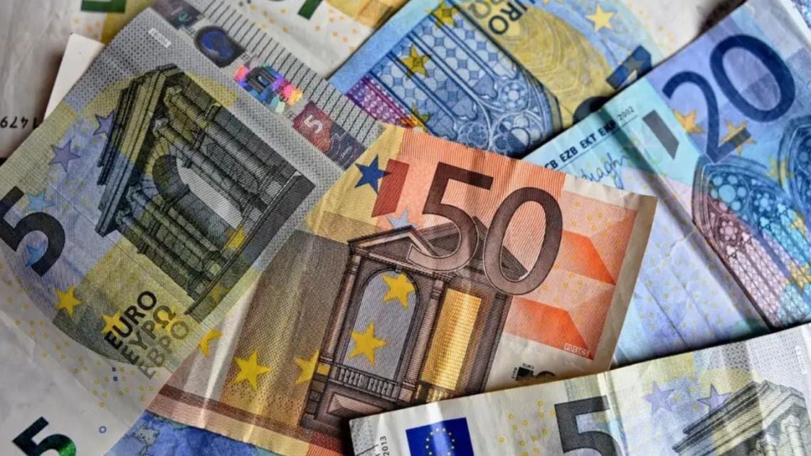 El euro blue cerró la semana en $1.832,75 para la venta, con una baja de seis pesos respecto del jueves